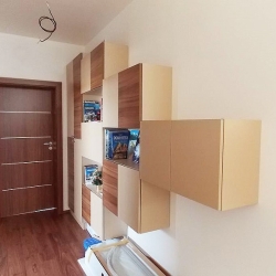 Skříňky a kombinovaná knihovna