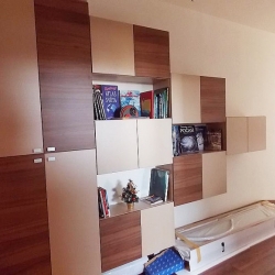 Skříňky a kombinovaná knihovna