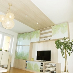 Stropní panel se zapuštěným osvětlením