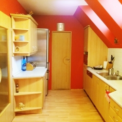 Obývací prostor s kuchyní v podkroví RD ve Frýdku | PŘED