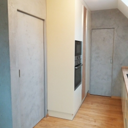 Obývací prostor s kuchyní v podkroví RD ve Frýdku | PO