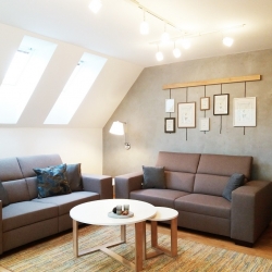 Obývací prostor s kuchyní v podkroví RD ve Frýdku | PO